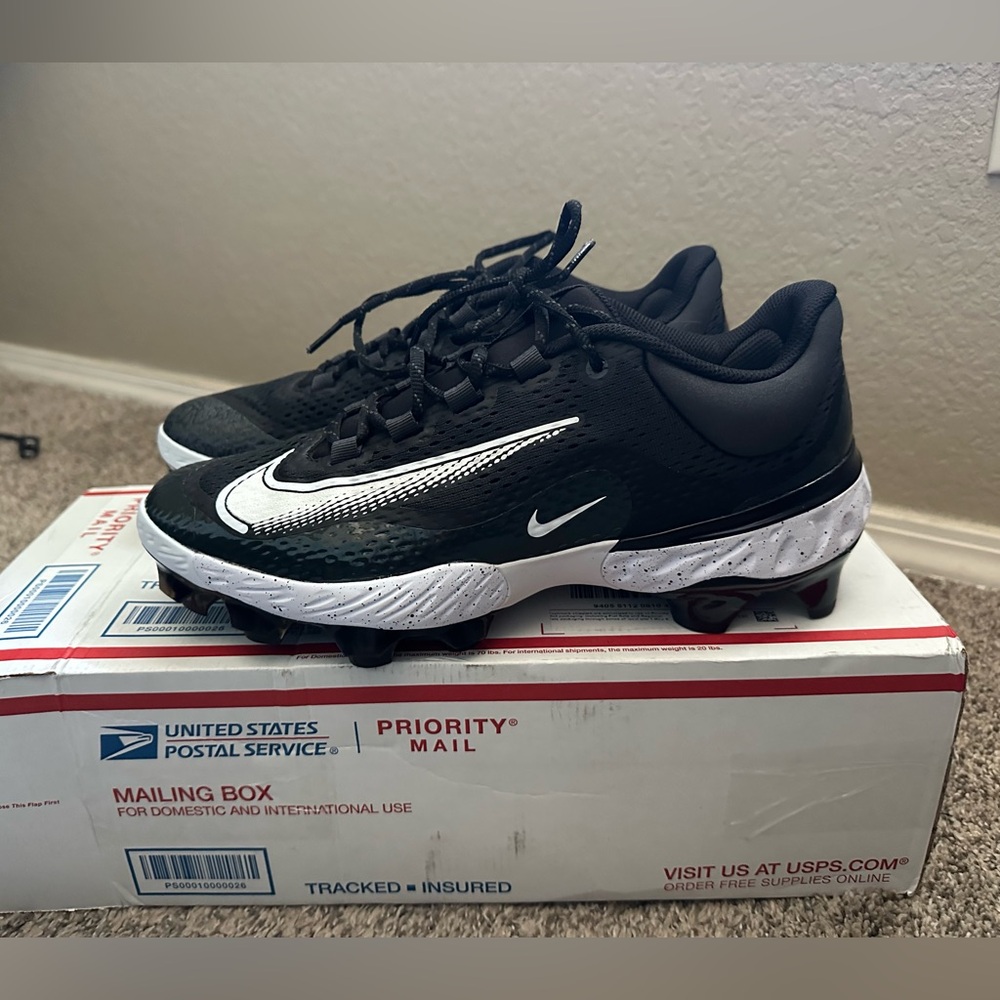 Nike Black and White baseball / softball cleat size 11.5